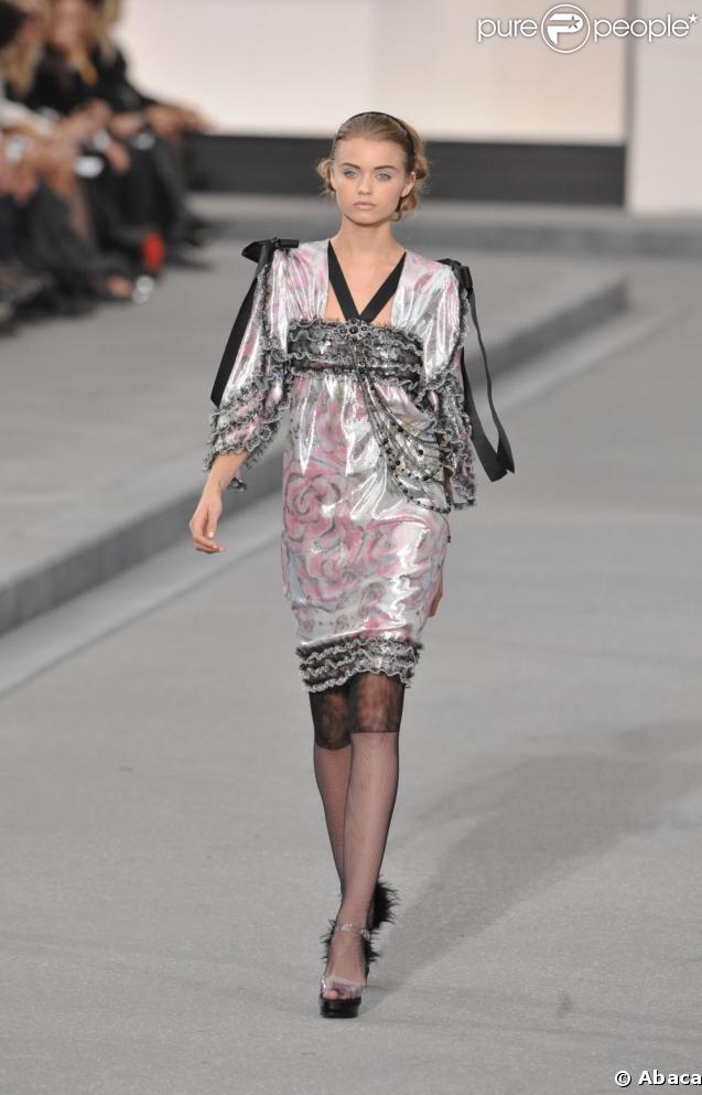 Robe moirée dans des tons pastels,  brodée de dentelle, collection printemps-été 2009 signée Karl Lagerfeld pour Chanel.